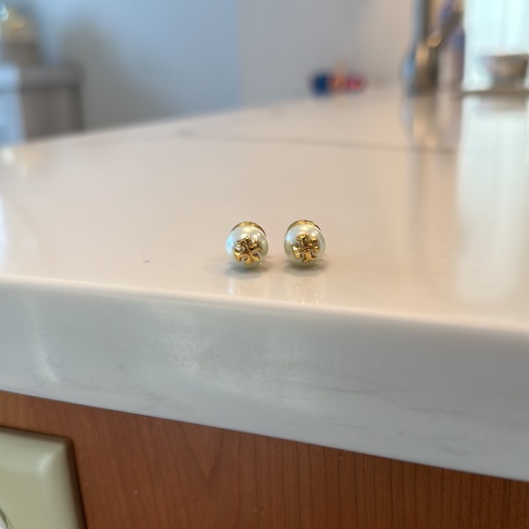 Tory Burch Pearly Logo Stud Earrings - Picture 4 of 5